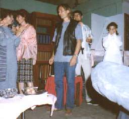 De gauche  droite: Emilie Brent, Dr Lewis, La voix (Henri), Tony Martone et la cuisinire Marie.